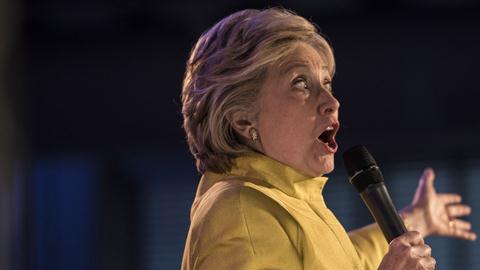 Clinton intentaba entretener al público, pero un comentario afectó sus intenciones.