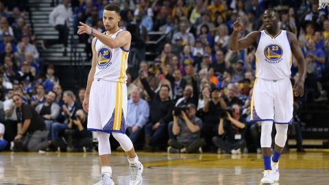Los Warriors de Golden State tienen a su alcance romper el récord de más victorias, 72, en una temporada, pero deben ganar los tres juegos que les restan para lograrlo.