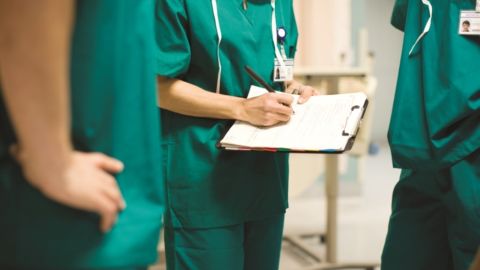 Médicos.