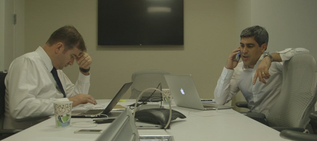 Claudio Reyna (dcha.) con Ferrán Soriano, CEO de City Football Group, durante un momento del documental.