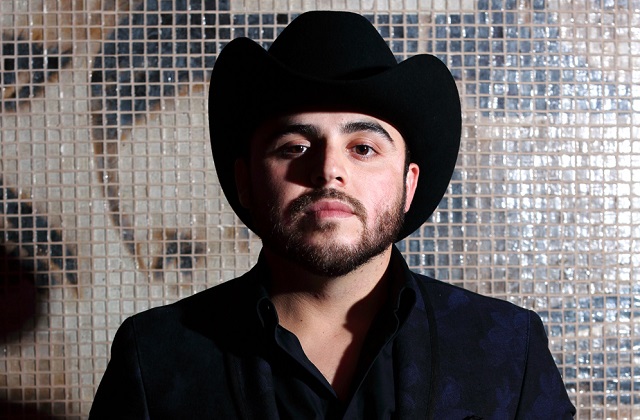El cantante ha sido duramente criticado por hacer apología de la violencia contra las mujeres en su video musical "Fuiste Mía".