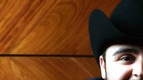 El cantante ha sido duramente criticado por hacer apología de la violencia contra las mujeres en su video musical "Fuiste Mía".