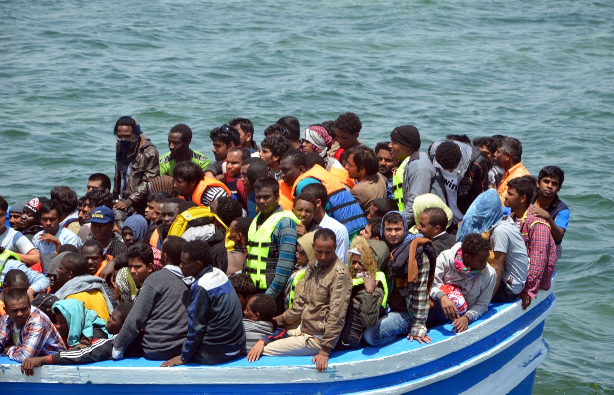 Fotografía de archivo de un grupo de migrantes navegando por el mar Mediterráneo. 