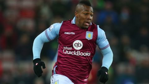 Adama Traore del Aston Villa en uno de los pocos partidos en los que ha visto acción en este 2016.