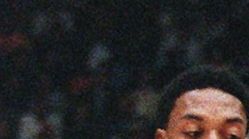 Scottie Pippen y Michael Jordan intentan detener a Kobe Bryant.