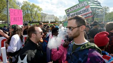 Defensores de la legalización de la marihuana se reunen para fumarla frente de la Casa Blanca en Washington, DC.