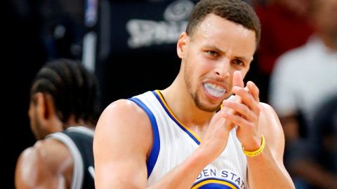 Stephen Curry y los Warriors buscan este miércoles imponer un record de victorias en una misma temporada, cuando busquen ante Memphis su triunfo 73.