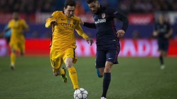 Messi (izq.) ha sido un fantasma en semanas recientes y eso le ha permitido al Atlético de Carrasco (der.) alcanzar.