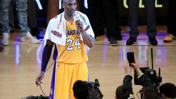 Kobe Bryant se dirige al público del Staples Center tras el partido de su retiro.