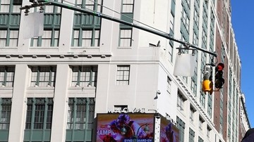 El peleador Ryan LaFlare en las calles de Nueva York, agradece a la ciudad el regreso de la UFC.