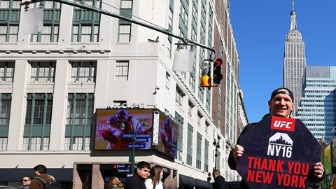El peleador Ryan LaFlare en las calles de Nueva York, agradece a la ciudad el regreso de la UFC.