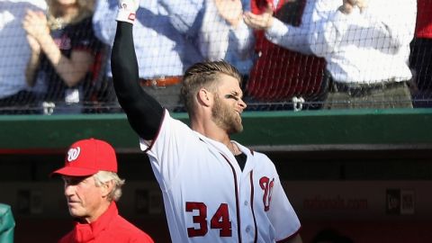 Bryce Harper tras su jonrón 100 logrado en el Nationals Park este jueves.