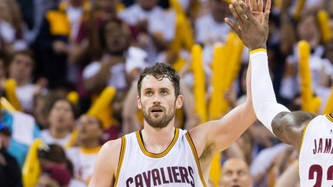 Kevin Love es felicitado por LeBron James durante el juego del domingo contra Detroit. Los Cavaliers empezaron con un triunfo en los playoffs.