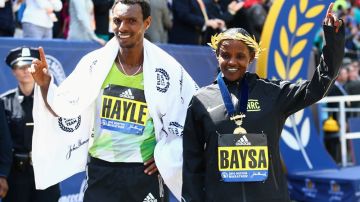 Lemi Berhanu Hayle y Atsede Baysa de Etiopía tras ganar la edición 120 de la Maratón de Boston.