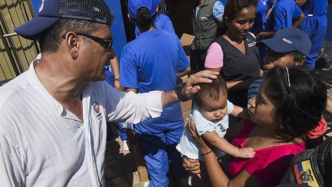 El presidente de Ecuador Rafael Correa conversa con refugiados en Manta, el 19 de abril de 2016, tres días después del sismo.