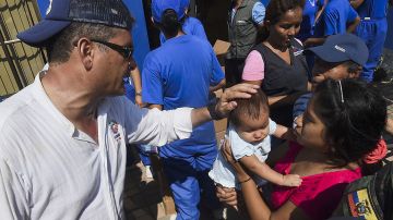 El presidente de Ecuador Rafael Correa conversa con refugiados en Manta, el 19 de abril de 2016, tres días después del sismo.
