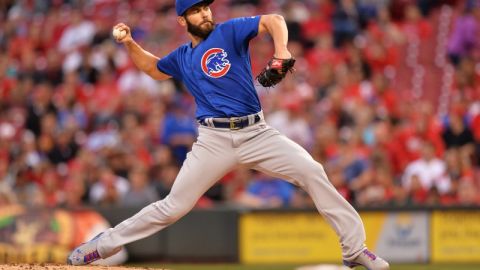 Jake Arrieta, de los Cachorros de Chicago, lanza durante el partido del jueves contra Cincinnati, al que dejó sin hit ni carrera.