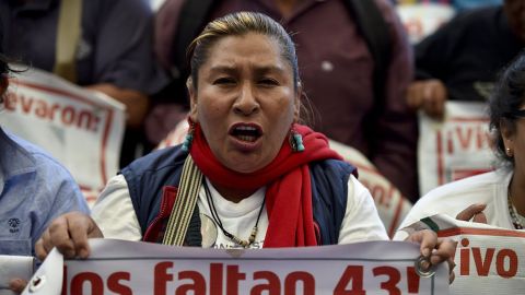 Familiares de los normalistas desaparecidos exigen que se los busque. Foto: Getty