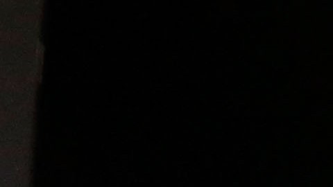 El quarterback Jared Goff marcha sobre el escenario de un teatro de Chicago luego de haber sido seleccionado por los Rams de Los Ángeles con la primera selección del Draft de la NFL 2016.