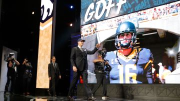 El quarterback Jared Goff marcha sobre el escenario de un teatro de Chicago luego de haber sido seleccionado por los Rams de Los Ángeles con la primera selección del Draft de la NFL 2016.