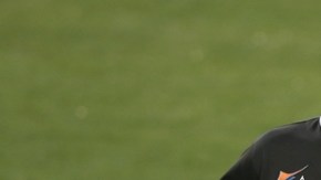 J.T. Realmuto de los Miami Marlins festeja un jonrón con su manager Don Mattingly y con Martin Prado.