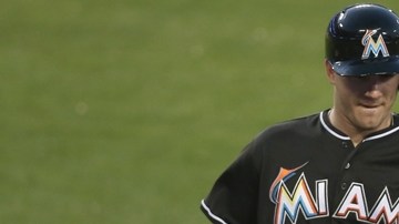 J.T. Realmuto de los Miami Marlins festeja un jonrón con su manager Don Mattingly y con Martin Prado.