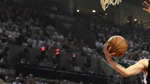 Austin Rivers, de Clippers, ataca el aro de los Trail Blazers.