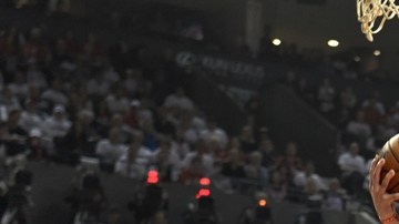 Austin Rivers, de Clippers, ataca el aro de los Trail Blazers.