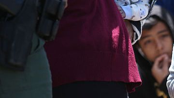 A cinco familias, con algunos miembros que viven en México y otros en EEUU se les permitió reunirse y abrazarse durante tres minutos cada vez en la puerta en la valla que separa San Diego de Tijuana. Foto: Getty Images