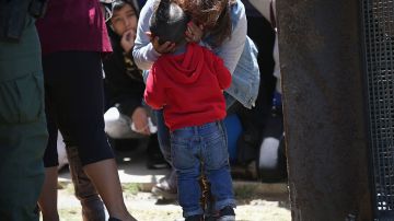 A cinco familias, con algunos miembros que viven en México y otros en EEUU se les permitió reunirse y abrazarse durante tres minutos cada vez en la puerta en la valla que separa San Diego de Tijuana. Foto: Getty Images