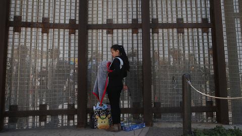 Karen Herrera con su bebé habla con su familia en la frontera EEUU-México el 30 de abril de 2016 en San Diego, California.