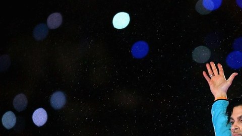 Prince durante el espectáculo de medio tiempo del Super Bowl XLI.