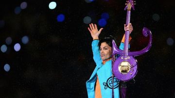 Prince durante el espectáculo de medio tiempo del Super Bowl XLI.
