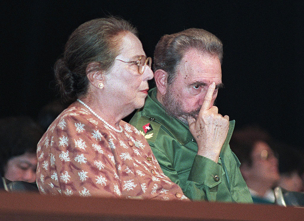 Vilma Espín (izda) y Fidel Castro (dcha) en una foto de archivo durante un evento dedicado a la mujer en 1998.
