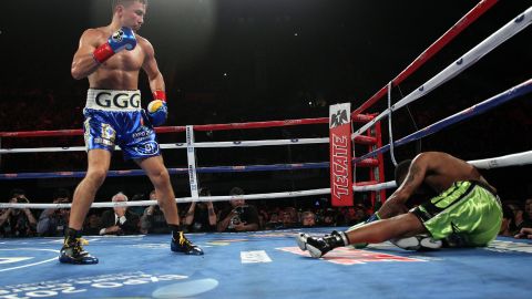 Gennady Golovkin termina a su retador Dominic Wade en la pelea del sábado en Los Ángeles. Fue el nocaut 22 en fila para el campeón.