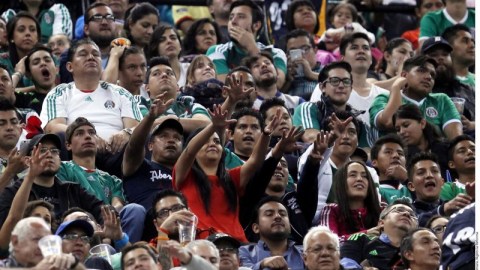 En el juego contra Canadá, por la eliminatoria de Concacaf, los fans mexicanos gritaron la frase incómoda, pese a la campaña de la FMF para no hacerlo.