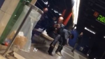 Un hombre fue cazado consumiendo heroína en un andén del metro de Barcelona.