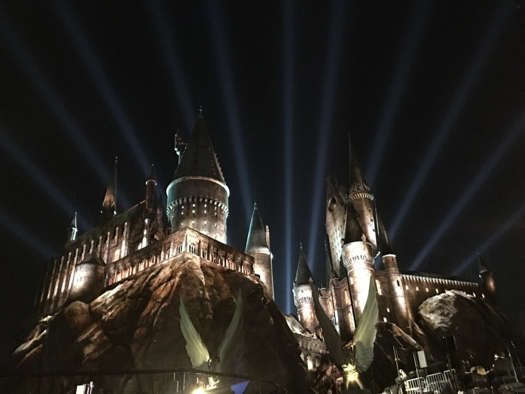 El aspecto de Hogwarts Castle el martes por la noche, tras la espectacular inauguración oficial.