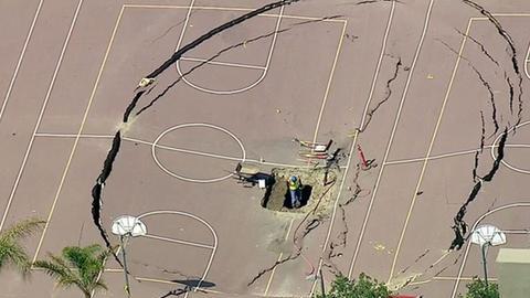 La acumulación de agua en el subsuelo creo enormes grietas e hizo que se hundiera el asfalto en la escuela. /ABC 7