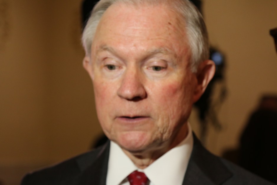 El senador republicano por Alabama, Jeff Sessions, l