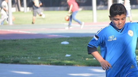 Isaac también es shortstop de un equipo de beisbol local.