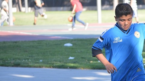 Isaac también es shortstop de un equipo de beisbol local.