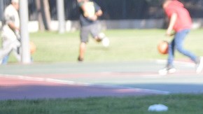 Isaac también es shortstop de un equipo de beisbol local.