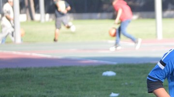 Isaac también es shortstop de un equipo de beisbol local.