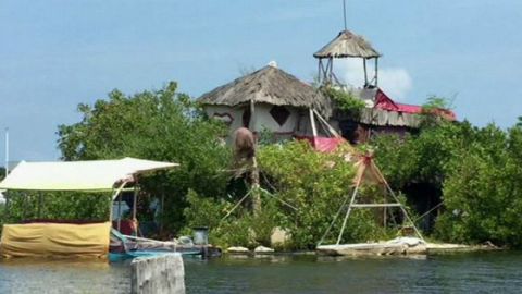 La isla flota gracias a miles de botellas de plástico.