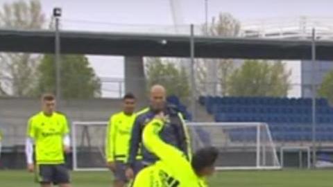 James Rodríguez se lució en el entrenamiento ante Zinedine Zidane.
