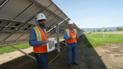 Joshua Valdez y Bob Holsinger formaron parte de un panel de expertos que charló con los medios acerca de la energía no contaminante.