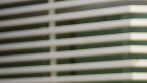 Julio César García acompañado de su hermana al llegar al juzgado.