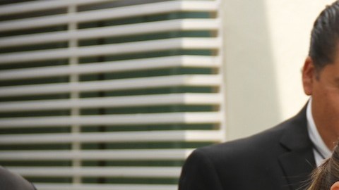 Julio César García acompañado de su hermana al llegar al juzgado.