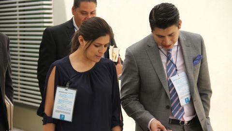 Julio César García acompañado de su hermana al llegar al juzgado.